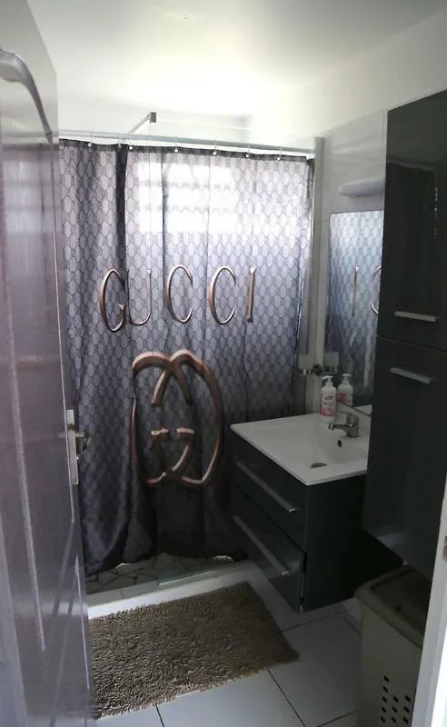 Country house Joli Bungalow Avec Jacuzzi Chez Roberto Petit-Canal