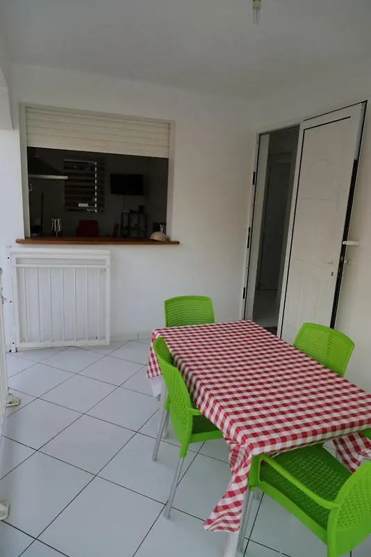 Joli Bungalow Avec Jacuzzi Chez Roberto Petit-Canal Country house