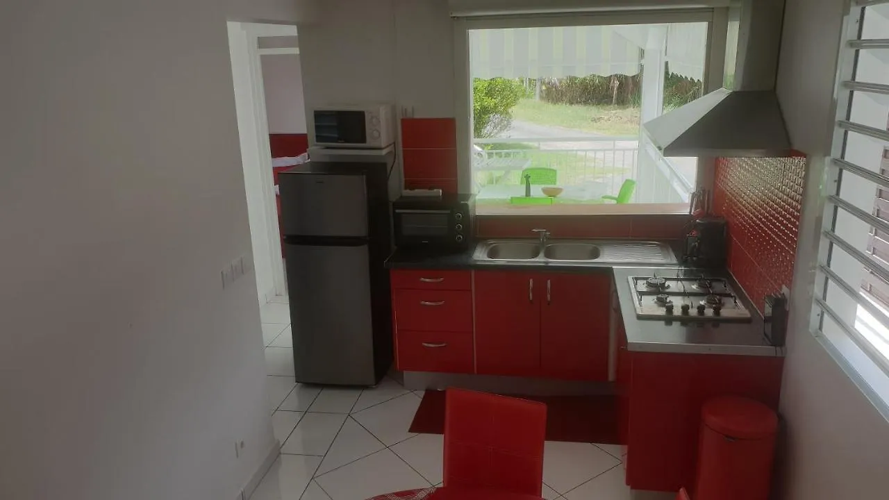 Joli Bungalow Avec Jacuzzi Chez Roberto Petit-Canal Country house