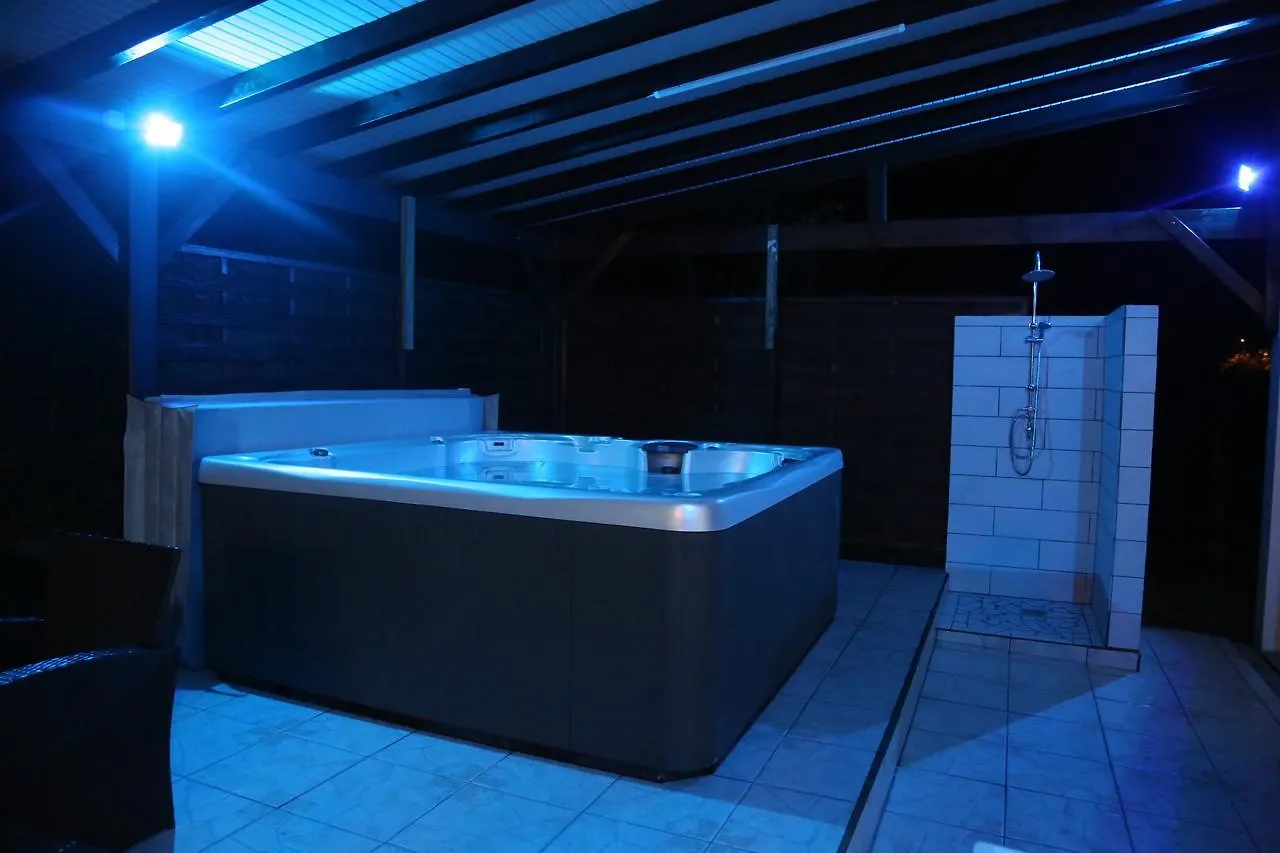 Joli Bungalow Avec Jacuzzi Chez Roberto Petit-Canal