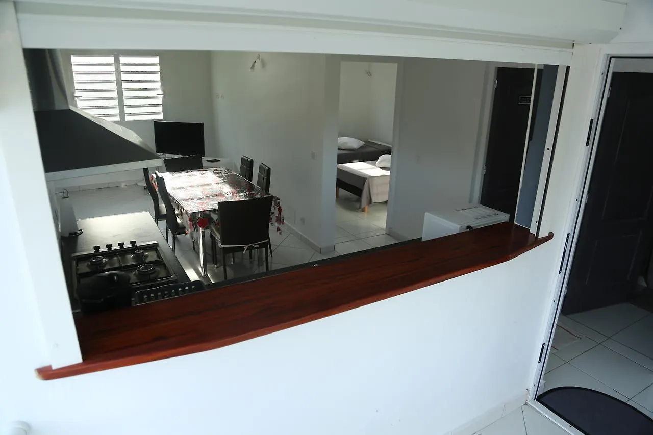 Country house Joli Bungalow Avec Jacuzzi Chez Roberto Petit-Canal