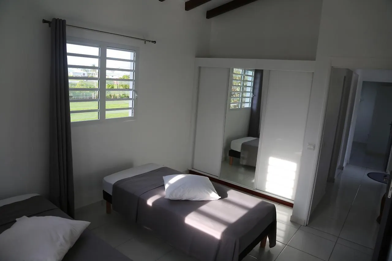 Country house Joli Bungalow Avec Jacuzzi Chez Roberto Petit-Canal