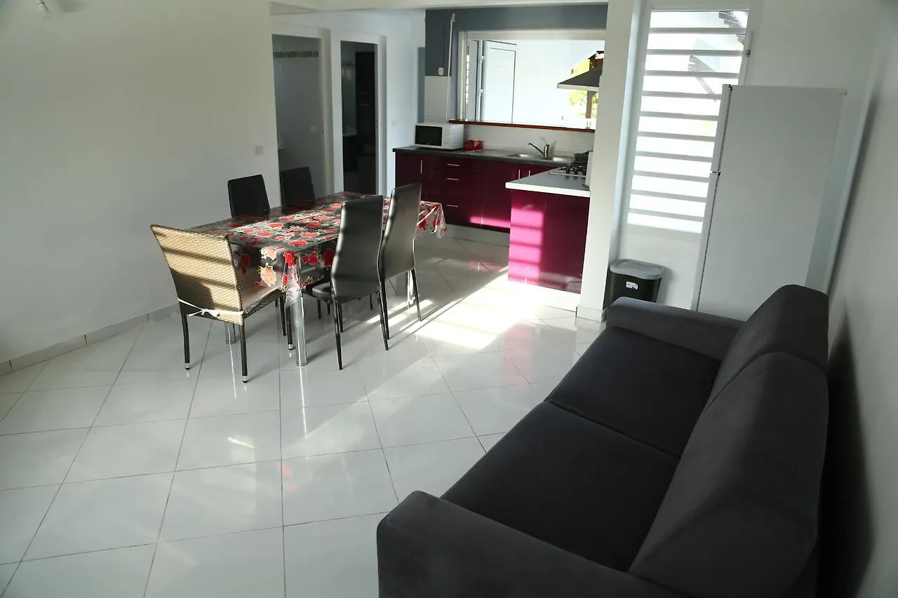 Country house Joli Bungalow Avec Jacuzzi Chez Roberto Petit-Canal Guadeloupe