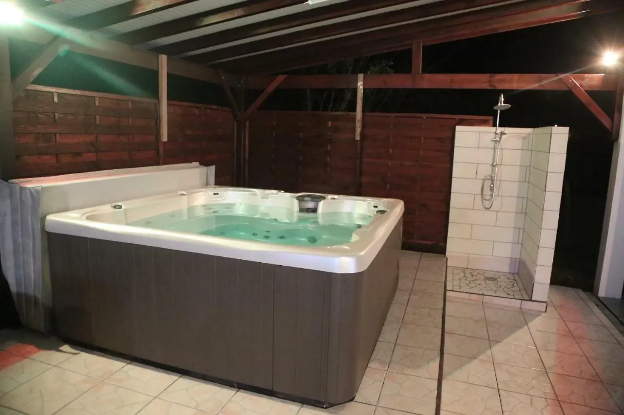Joli Bungalow Avec Jacuzzi Chez Roberto Petit-Canal Country house